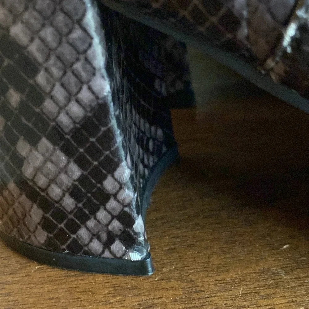 Marc Fisher Dyvine Black & Gray Snakeskin Zip Up Pointed Toe Booties Boots, 8.5M